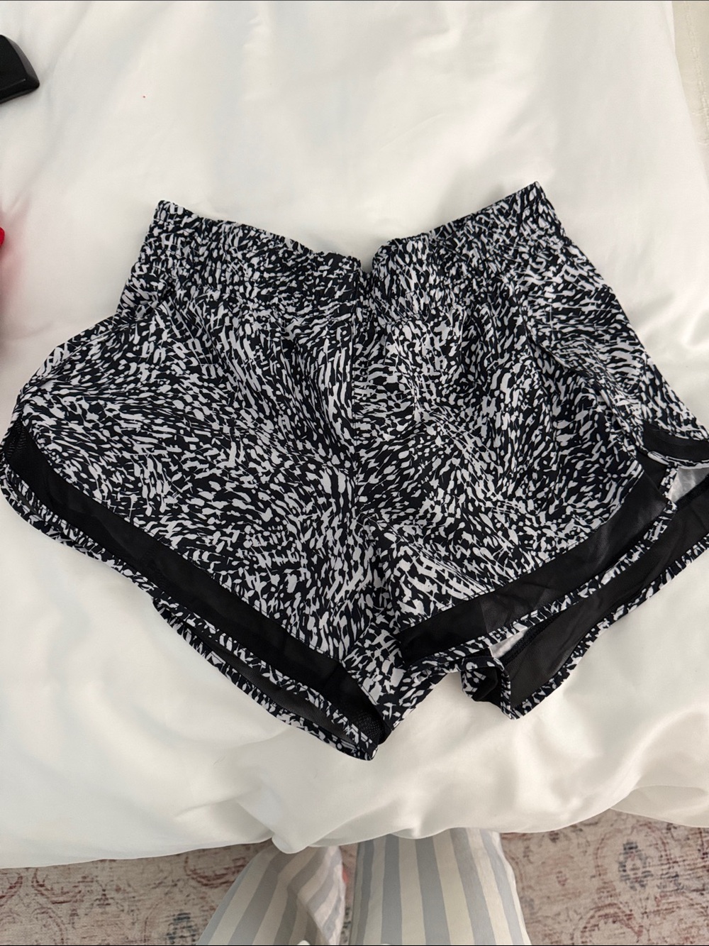 Athleta Black & White Printed Women's Athletic Shorts